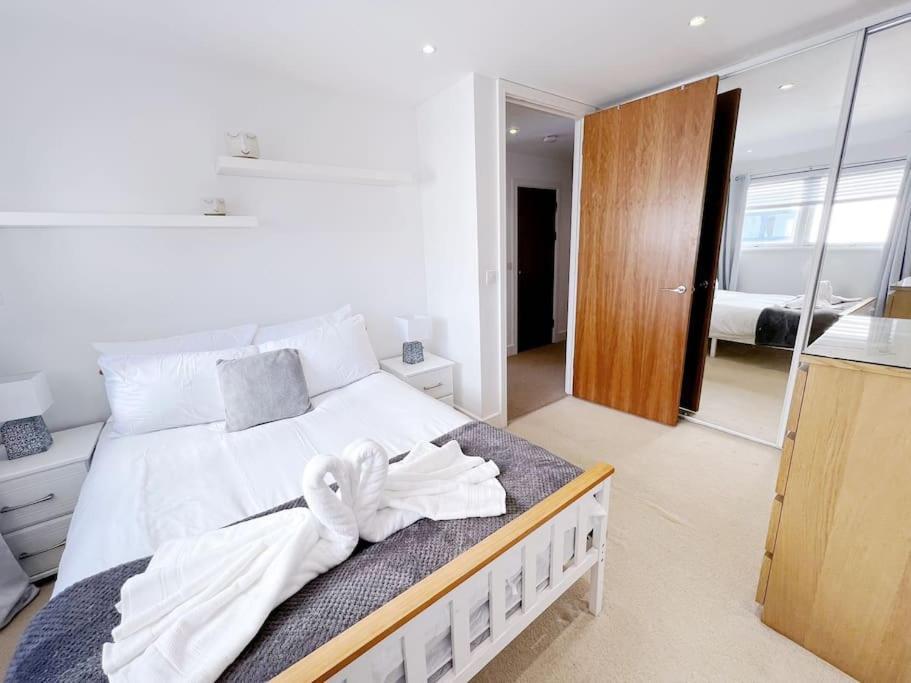 Stylish Seaview One-Bedroom Apt Swansea Exterior photo