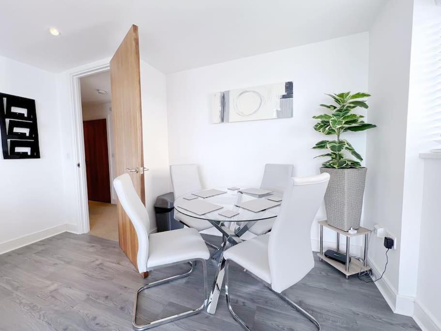 Stylish Seaview One-Bedroom Apt Swansea Exterior photo