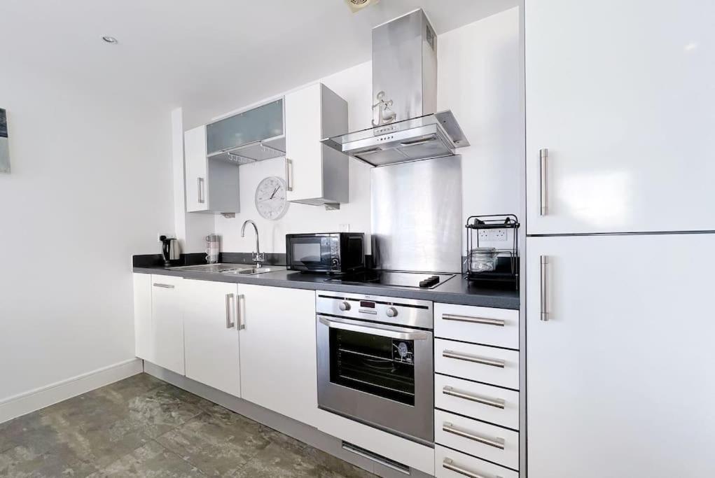 Stylish Seaview One-Bedroom Apt Swansea Exterior photo