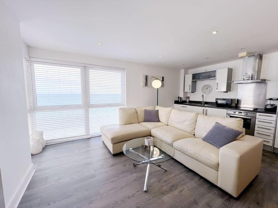 Stylish Seaview One-Bedroom Apt Swansea Exterior photo